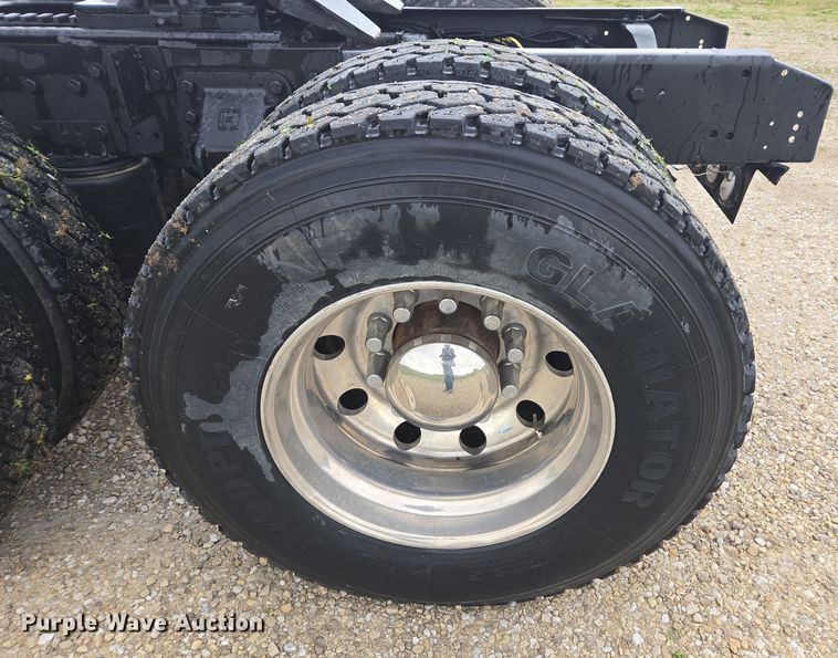 image for item DE2162 1995 Ford L9000 semi truck