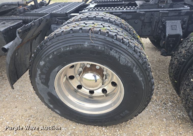 image for item DE2162 1995 Ford L9000 semi truck