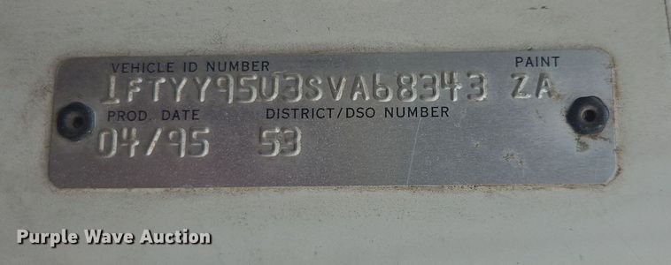 image for item DE2162 1995 Ford L9000 semi truck