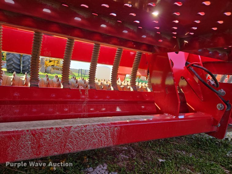 image for item DE2164 2021 Brillion 4620-24 seeder