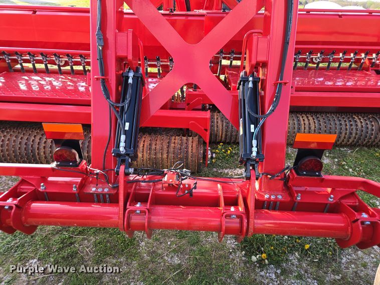 image for item DE2164 2021 Brillion 4620-24 seeder