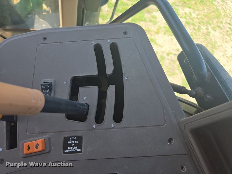 image for item DE2168 2014 John Deere 6105M MFWD tractor