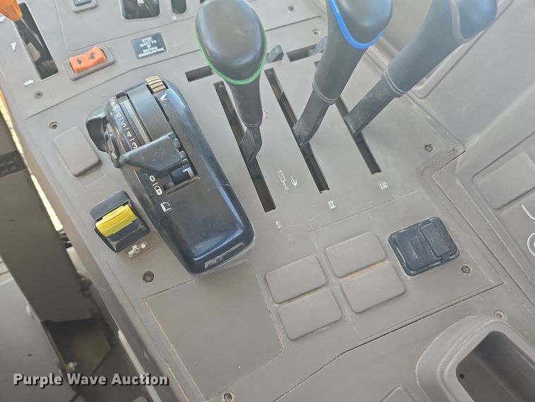 image for item DE2168 2014 John Deere 6105M MFWD tractor