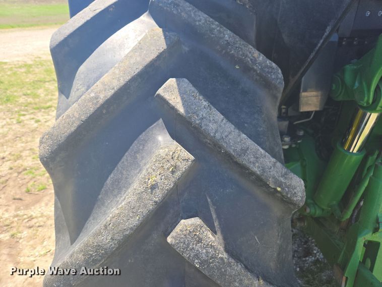 image for item DE2168 2014 John Deere 6105M MFWD tractor