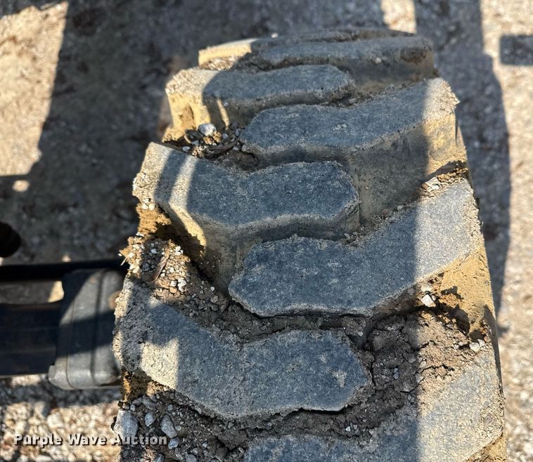 image for item DM5708 2005 John Deere 4720 MFWD tractor