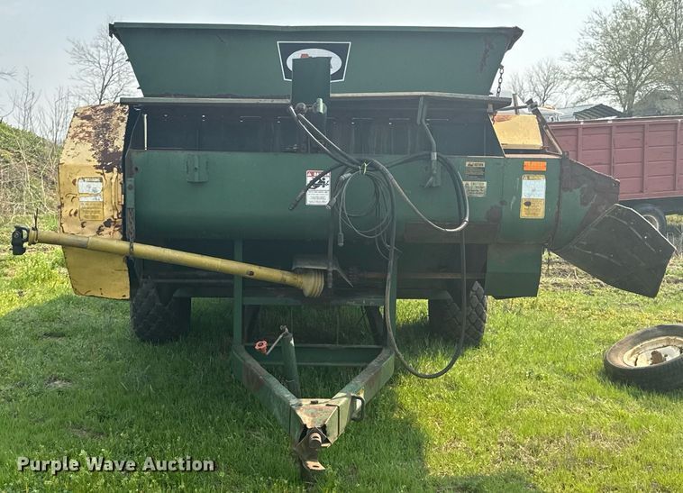 image for item DO0817 Arts-Way Silamix 850-B feed wagon