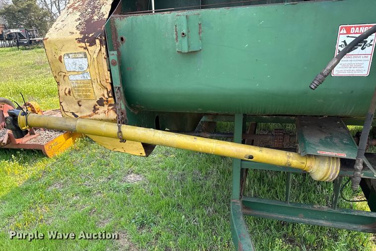 image for item DO0817 Arts-Way Silamix 850-B feed wagon