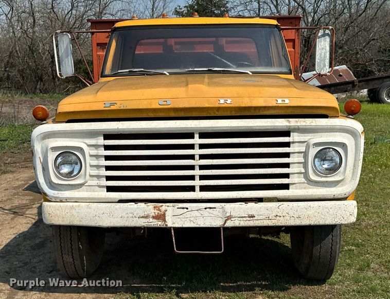 image for item DO0821 1970 Ford 600 grain truck