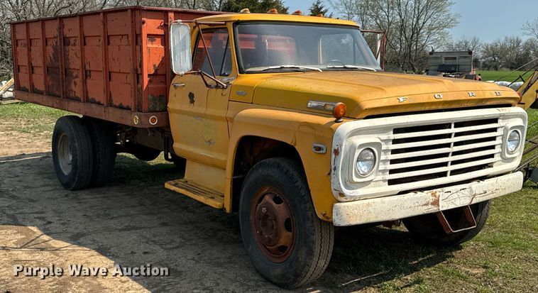 image for item DO0821 1970 Ford 600 grain truck