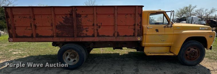 image for item DO0821 1970 Ford 600 grain truck