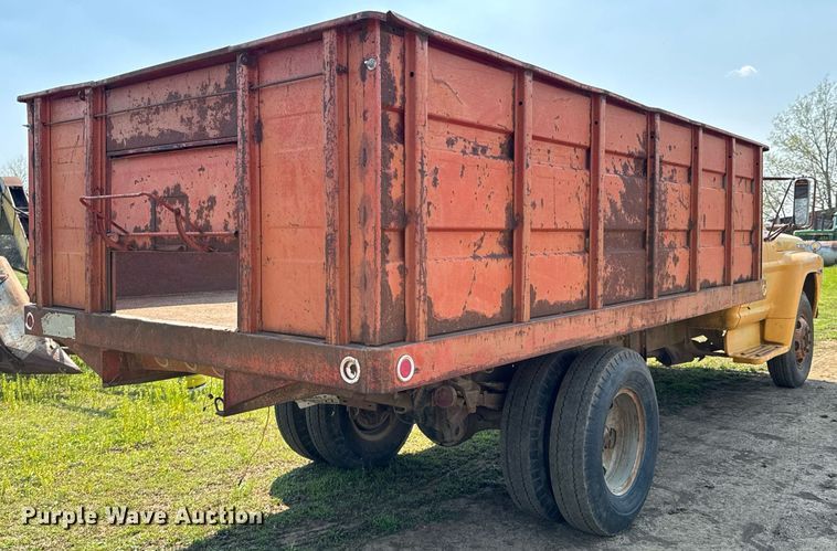 image for item DO0821 1970 Ford 600 grain truck