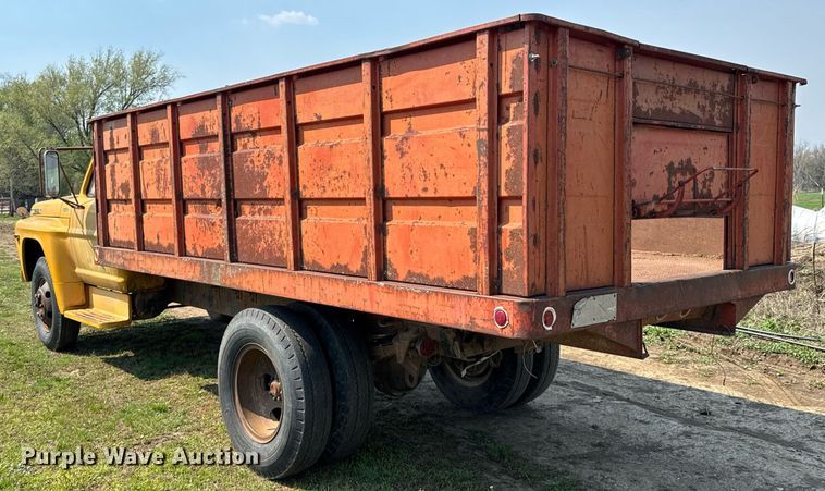 image for item DO0821 1970 Ford 600 grain truck
