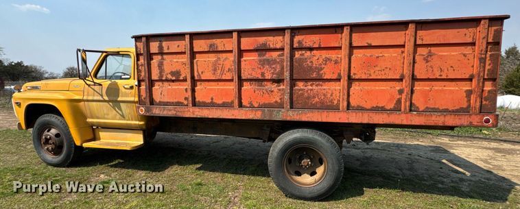 image for item DO0821 1970 Ford 600 grain truck