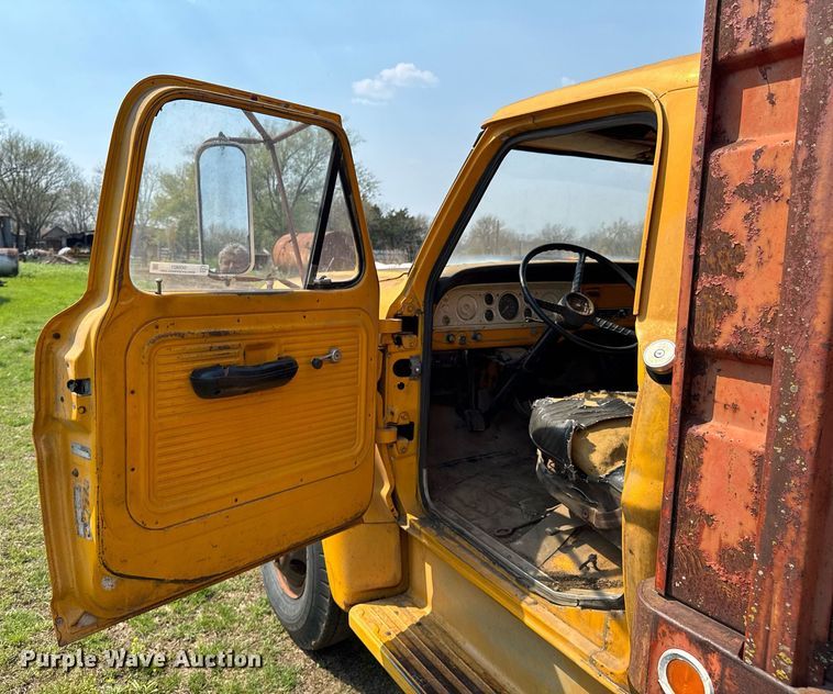 image for item DO0821 1970 Ford 600 grain truck
