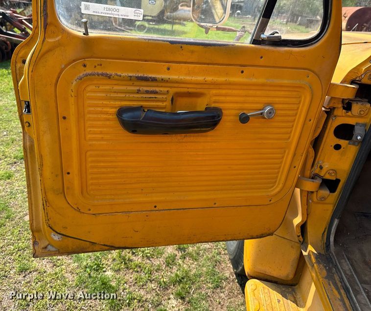 image for item DO0821 1970 Ford 600 grain truck