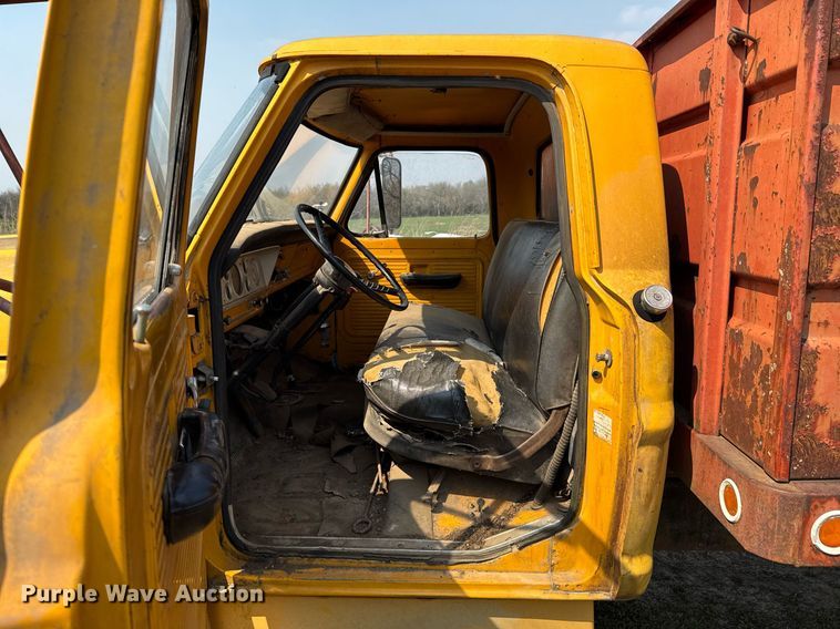 image for item DO0821 1970 Ford 600 grain truck