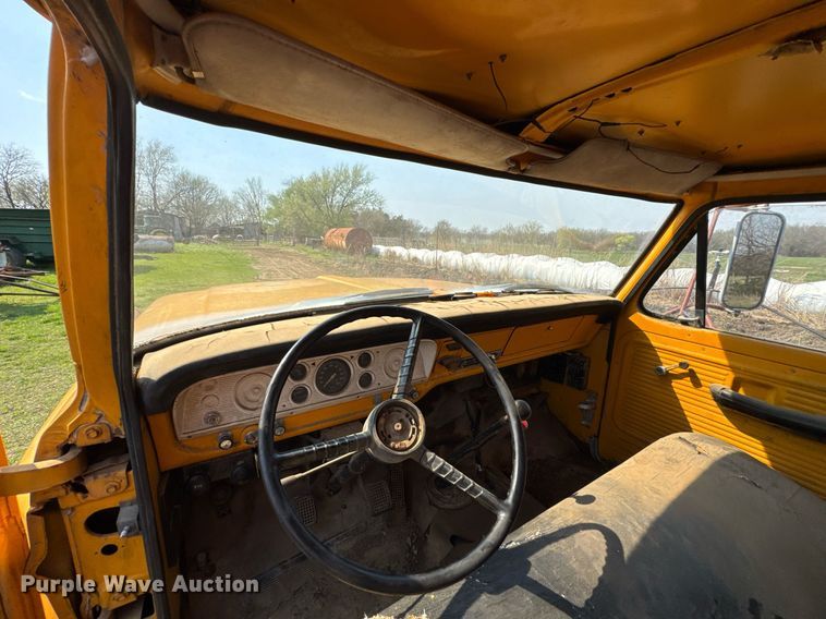 image for item DO0821 1970 Ford 600 grain truck
