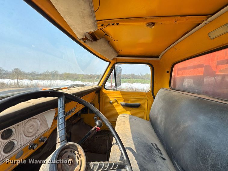 image for item DO0821 1970 Ford 600 grain truck