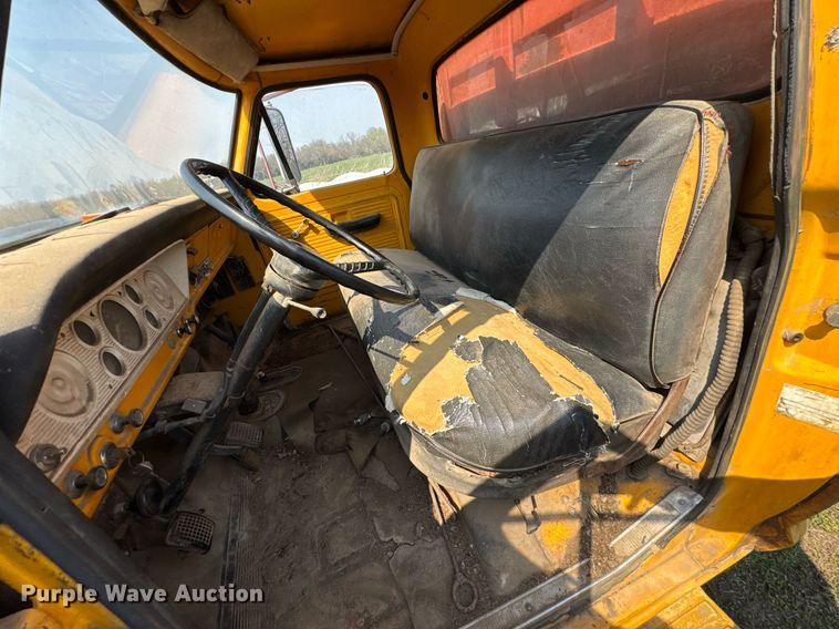 image for item DO0821 1970 Ford 600 grain truck