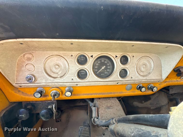 image for item DO0821 1970 Ford 600 grain truck