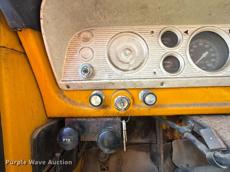 image for item DO0821 1970 Ford 600 grain truck