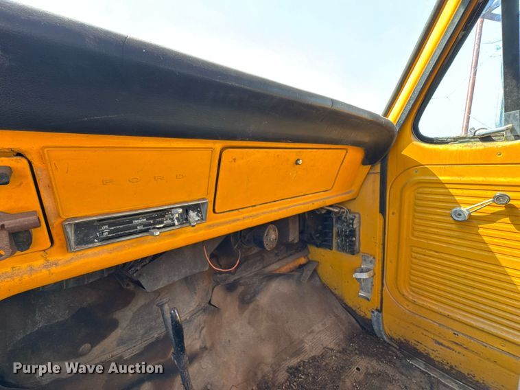 image for item DO0821 1970 Ford 600 grain truck