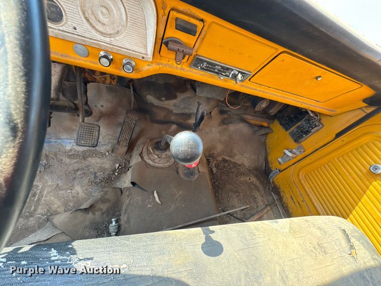 image for item DO0821 1970 Ford 600 grain truck