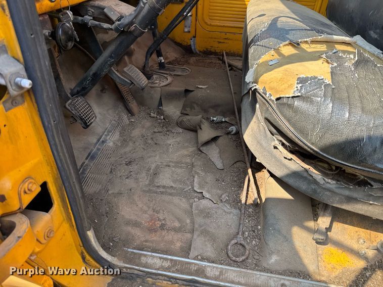 image for item DO0821 1970 Ford 600 grain truck