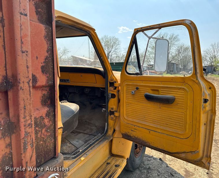 image for item DO0821 1970 Ford 600 grain truck