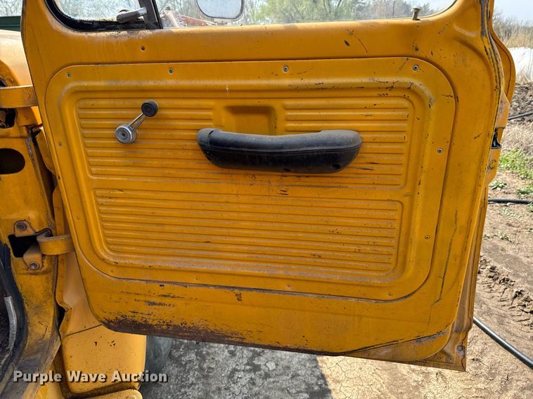 image for item DO0821 1970 Ford 600 grain truck