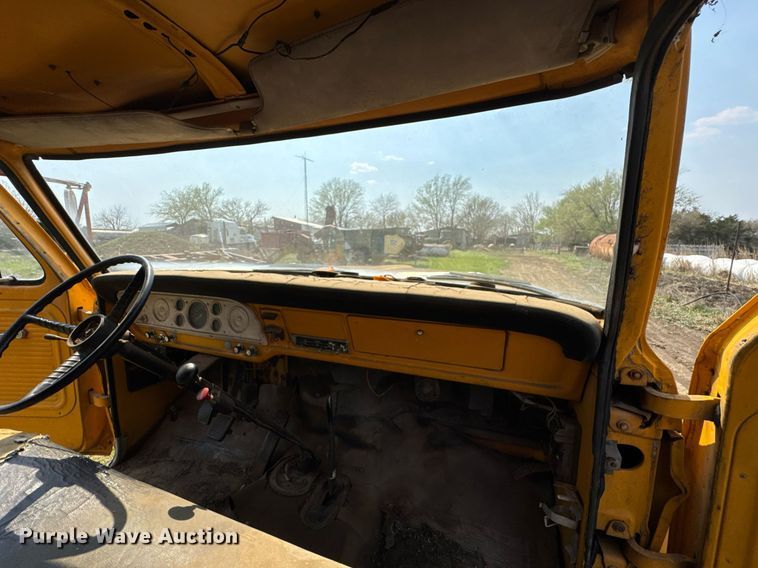 image for item DO0821 1970 Ford 600 grain truck