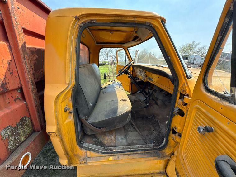image for item DO0821 1970 Ford 600 grain truck
