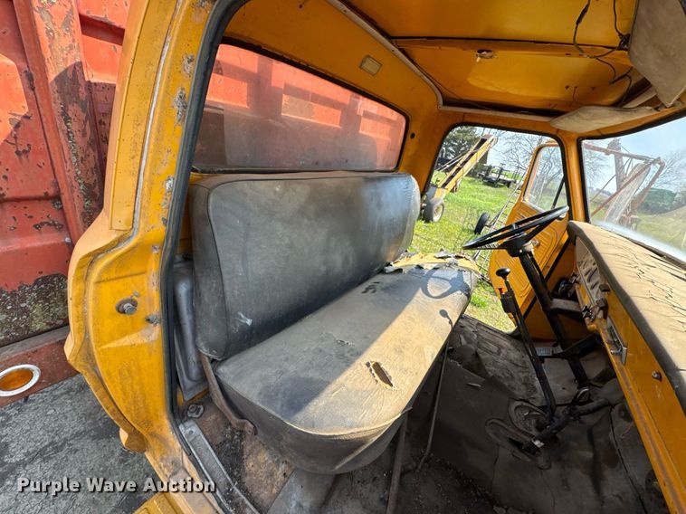image for item DO0821 1970 Ford 600 grain truck