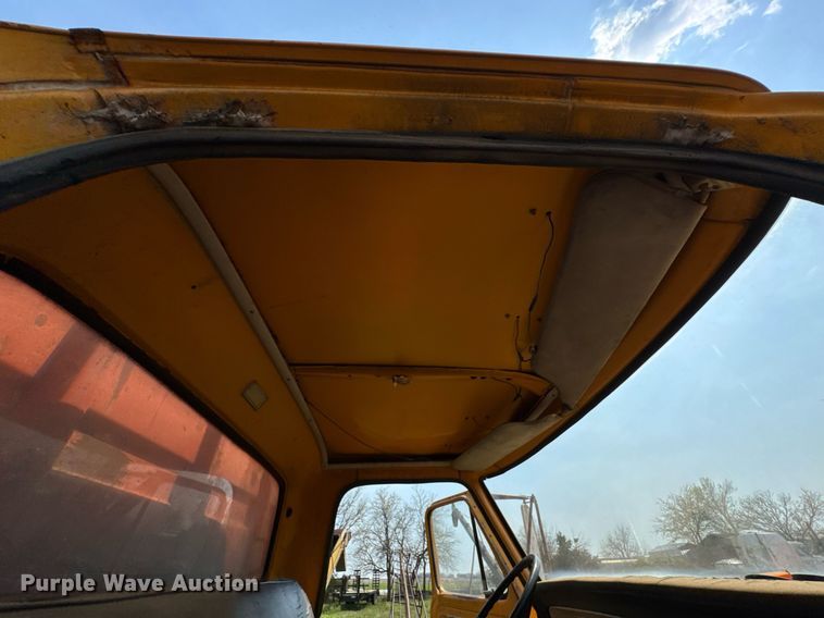 image for item DO0821 1970 Ford 600 grain truck