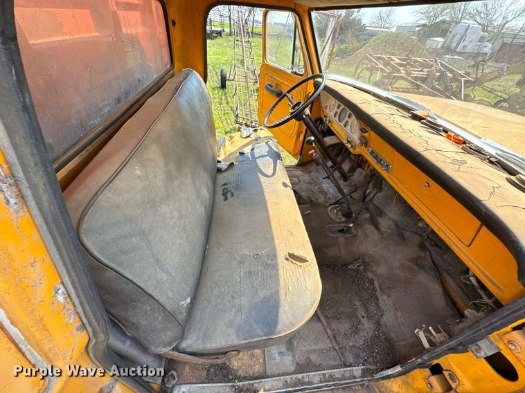 image for item DO0821 1970 Ford 600 grain truck