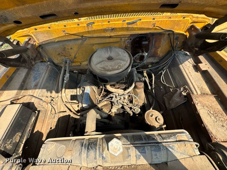 image for item DO0821 1970 Ford 600 grain truck