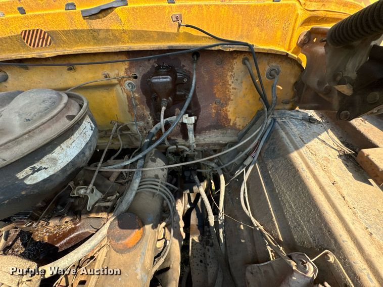 image for item DO0821 1970 Ford 600 grain truck