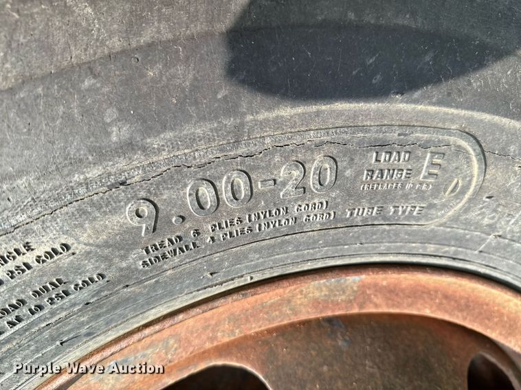 image for item DO0821 1970 Ford 600 grain truck