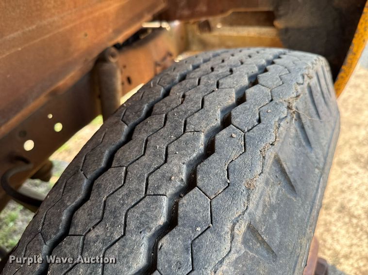 image for item DO0821 1970 Ford 600 grain truck