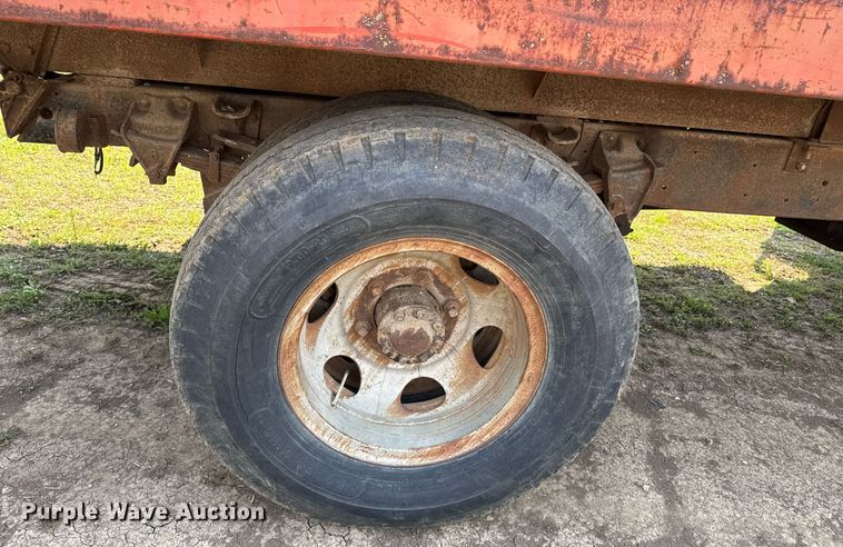 image for item DO0821 1970 Ford 600 grain truck