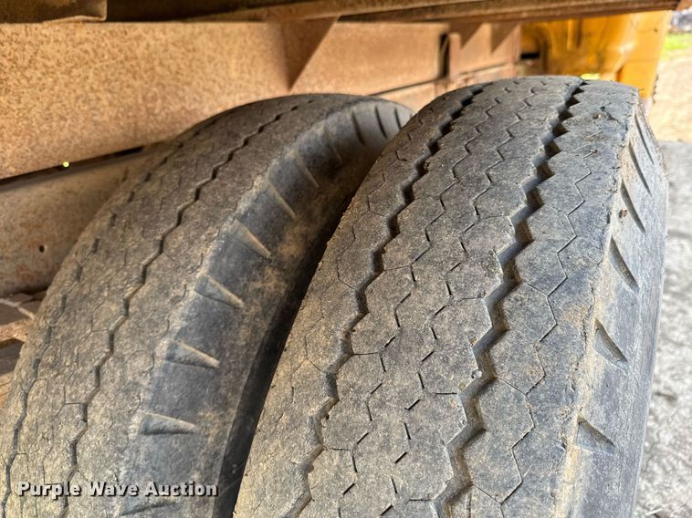 image for item DO0821 1970 Ford 600 grain truck