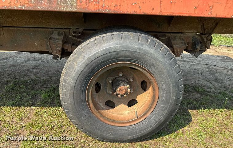 image for item DO0821 1970 Ford 600 grain truck