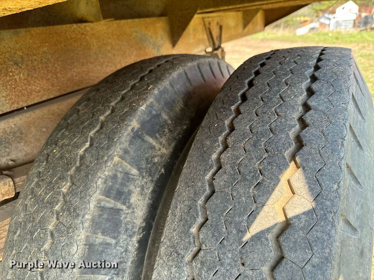 image for item DO0821 1970 Ford 600 grain truck