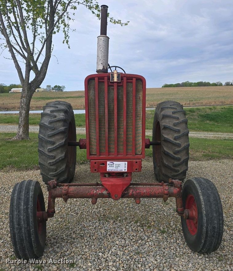 image for item DO7897 1966 International Harvester Farmall 806 tractor
