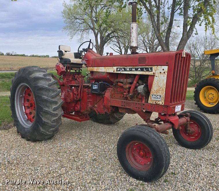 image for item DO7897 1966 International Harvester Farmall 806 tractor