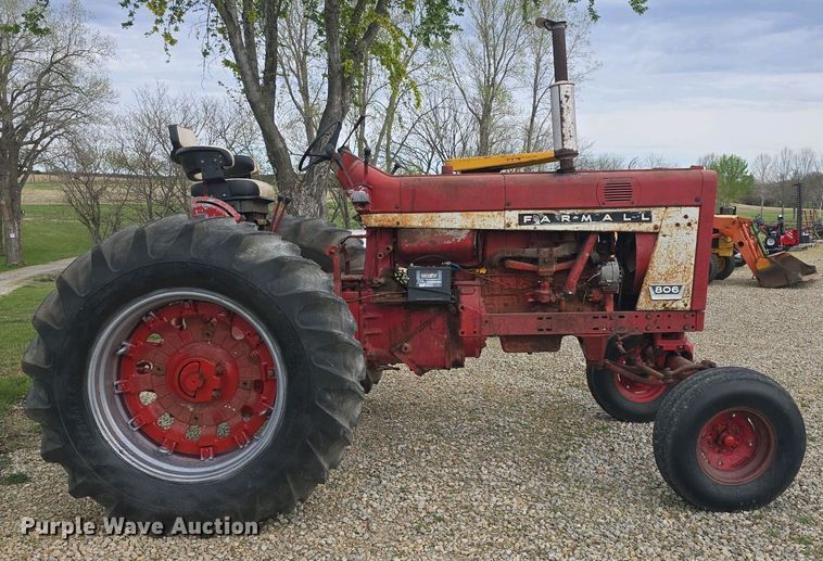 image for item DO7897 1966 International Harvester Farmall 806 tractor