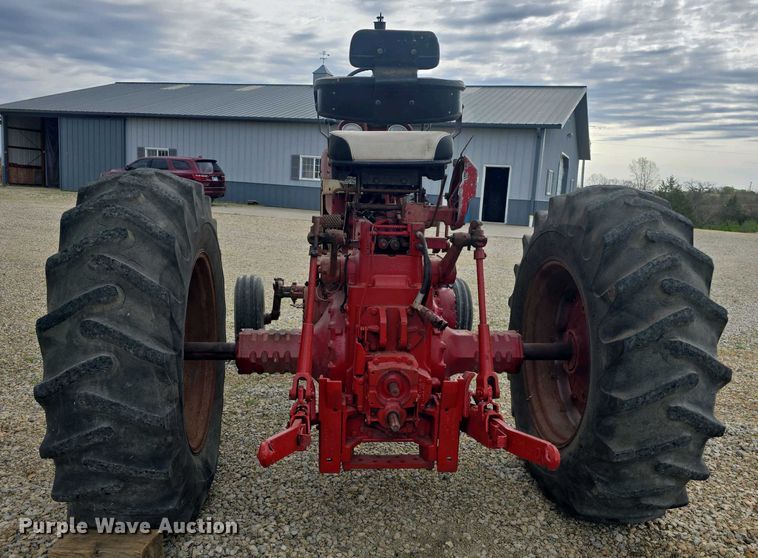 image for item DO7897 1966 International Harvester Farmall 806 tractor