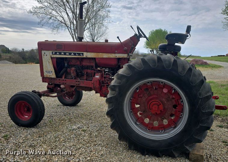 image for item DO7897 1966 International Harvester Farmall 806 tractor
