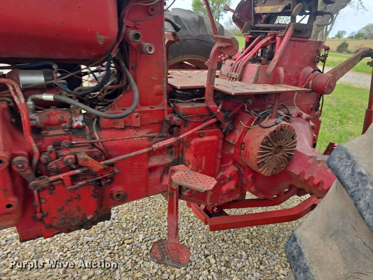 image for item DO7897 1966 International Harvester Farmall 806 tractor