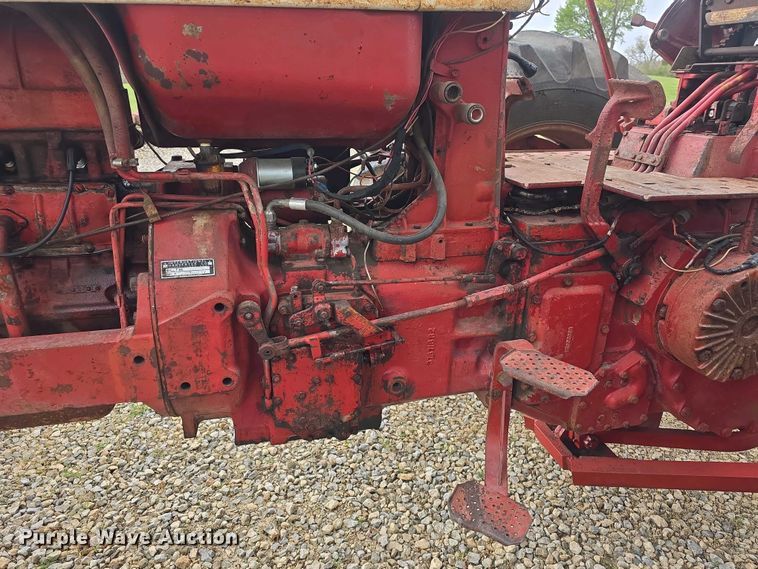 image for item DO7897 1966 International Harvester Farmall 806 tractor